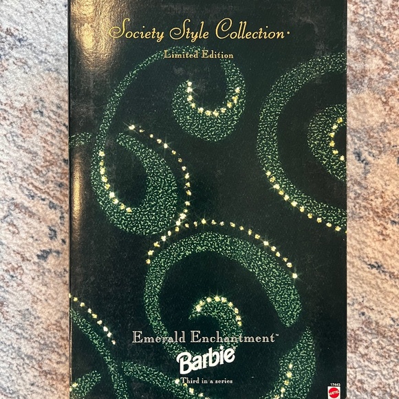 Barbie Emerald Enchantment - Picture 2 of 3